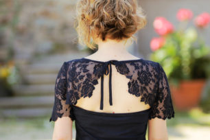Robe patineuse à dentelle - Dos presque symétrique